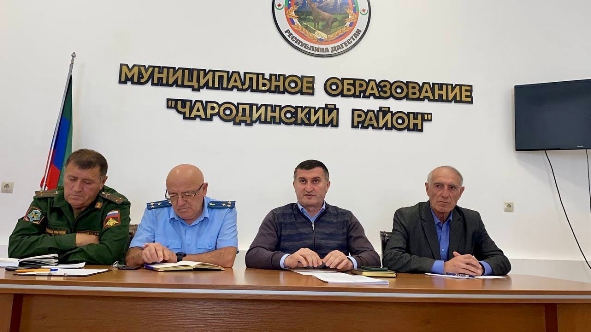 Сегодня в зале заседаний администрации района глава муниципалитета Мухидин Магомедов провел расширенное совещание